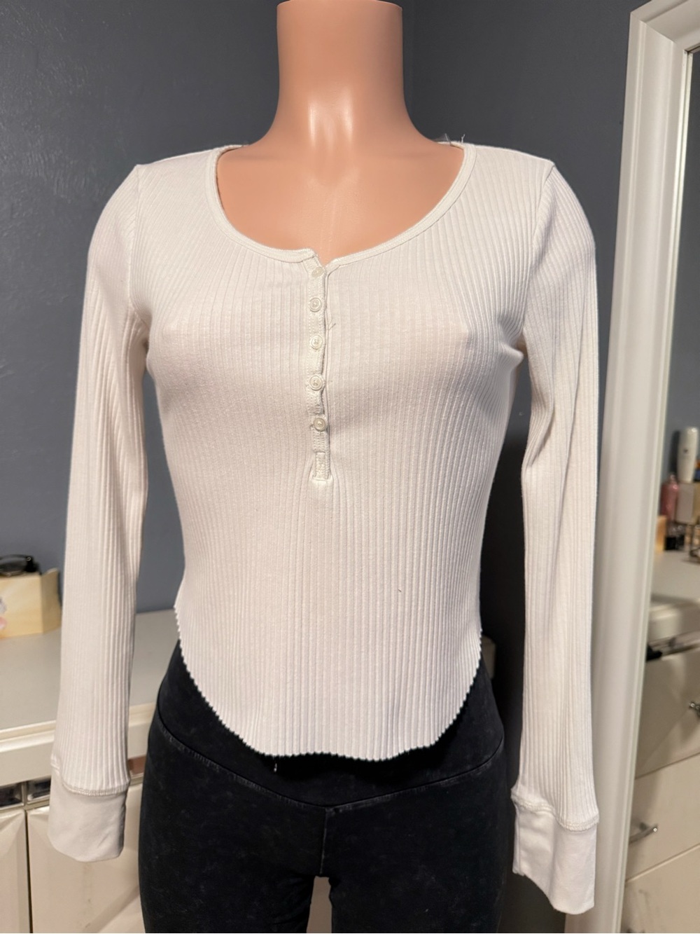 No Boundaries White Ribbed cropped Henley Long-Sleeve Top